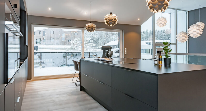 AUBO Kjøkken med Fenix-overflate svart