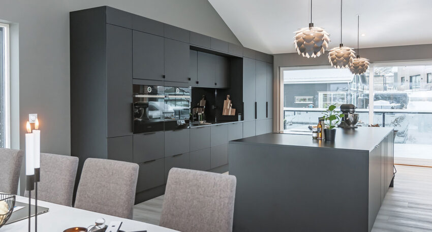 AUBO Kjøkken med Fenix-overflate svart